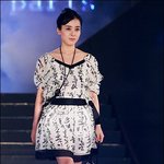 한글 써진 독특한 드레스 입고 워킹하는 <b>박은혜</b>