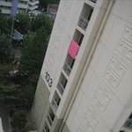 아파트 베란다 <b>난간</b>에 돌 걸쳐놓은 무개념 주인;