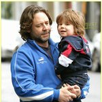 아들 안고가는 <b>러셀</b> 크로우