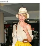 공항의 카메론 디아즈 <b>페도라</b> 잘 어울리시네