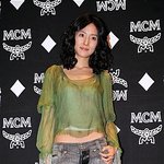 왕빛나 <b>미역</b>같은 배꼽티 상의에 지퍼가 특이한 바지