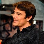 자연스런 분위기로 인터뷰하는 <b>조쉬</b> 하트넷