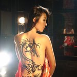 <b>폭시</b>, 드러낸 매끈 등 라인에 새겨진 섹시 용문신!