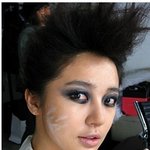 윤은혜, 얼굴에 화장을 한거니? <b>낙서</b>한거니?