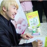노홍철 <b>입양아</b> 위한 팬사인회 직찍, 그나마 단정해?