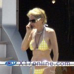 비키니 입고 휴양 중인 <b>샤론</b> 스톤