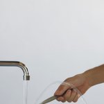 이도 닦고 양치질도 할 수 있는 <b>다용도</b> 치솔