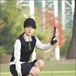 <b>골프</b>중인 박신혜, 표정이 진지해..