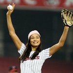 <b>시구</b>하는 '비키니 폰' 모델 제시카 고메즈, 몸매가 최고