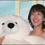 <b>덩치</b> 큰 곰인형 안고있는 서민정