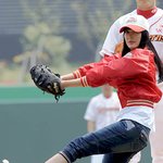 자밀라 <b>시구</b>하며 s라인 뽐내느라 애쓰는듯한 모습~