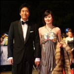 부산 <b>국제</b>영화제에서 손 꼭 잡고 있는 김주혁-김지수 커플