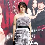 김희애, <b>제작</b>발표회에서 나이를 잊은 과감한 어깨 노출~