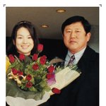 [송혜교] 아버지와 함께 찍은 사진. 볼살이 <b>넉넉</b>하신게 후덕해 보이시네