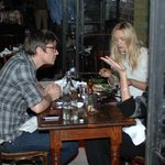 죠쉬 하트넷과 젬마 <b>워드</b> 레스토랑에서..