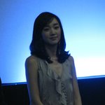 '님은 먼곳에'<b>무대</b>인사에서 수애! 완전 <b>자체</b>발광!