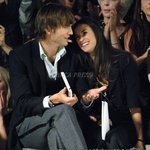 남편에게 착 달라붙은 <b>데미</b>무어