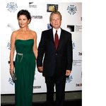 다정하게 손잡은 <b>캐서린</b> 제타 존스 부부