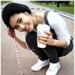 이윤지, 개와 <b>산책</b>한다고 인증 샷이라도 찍은거야?