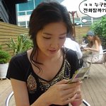 김새롬, 휴대폰 든 셀카..<b>포스</b>가 있긴 한데