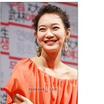 영화 홍보중인 신민아, 매력적인 반달웃음!