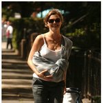 독특하네! 케리 <b>러셀</b>의 아기 포대기