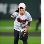 <b>시구</b>하는 강수연, 팔이 순간 사라졌다 ㄷㄷ