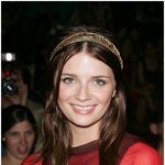 난해한 의상을 입은 <b>미샤</b> 바튼