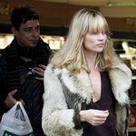 케이트모스 <b>털옷</b>입고 외출