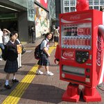 걸어다니면서 <b>콜라</b>파는 일본 자판기?