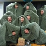 내무실에서 <b>번데기</b> 놀이