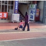 엄마, 가방 <b>이리</b>줘~ 내가 들어줄께!