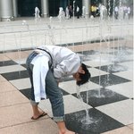 <b>분수대</b> 물로 머리감는 백수! 짱...