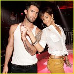 'maroon5' adam levine 손 잡은 리한나~보라색 <b>네일</b> 튀는구나!