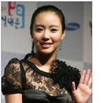 상받고 기뻐하는 김아중, <b>독특</b>한 원피스