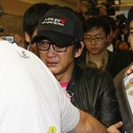 누나의 영정 사진을 품에 안고 오열하는 <b>최진영</b>...