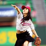 <b>시구</b>하는 이윤미! 투구 폼은 좋은데 옷은..