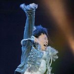 <b>바지</b> 심하게 내려입은 중국가수 엉덩이 다 보인다