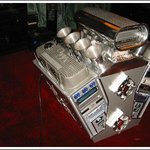 팔기통(v8) 자동차 엔진을 닮은 컴퓨터 <b>본체</b> 튜닝