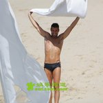 <b>해변가</b>에 건강미 넘치는 섹시한 두 남자