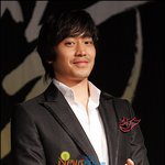'최강칠우'<b>에릭</b>, 멋지게 정장입고 오랜만에 외출!
