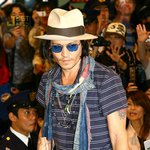 조니 뎁과 올란도 <b>블룸</b> 때문에 난리난 나리타 공항