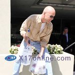 파파라치를 향해 물을 뿌리는 브루스 <b>윌리스</b>