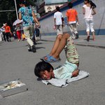 묘기가 아닙니다! 허리장애 구걸소년