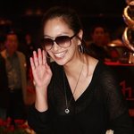 <b>실내</b>에서 꿋꿋이 선글라스 쓴 신애, 뭐가 보이긴 해?;