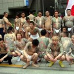 <b>야쿠자</b>의 단체 사진, 옷 입을 필요가 없네~