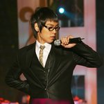 빅뱅 탑 수트입고 <b>뿔테</b>안경쓰고 ~