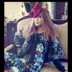 파리 <b>콜렉션</b> 간 김정은 파격 화보,마녀스타일?