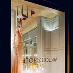 모든 것이 꺼꾸로, 밀라노 유명 패션 <b>상점</b>