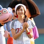 초<b>미니</b> 스커트 입고 시구하는 김유미! 아슬아슬해~